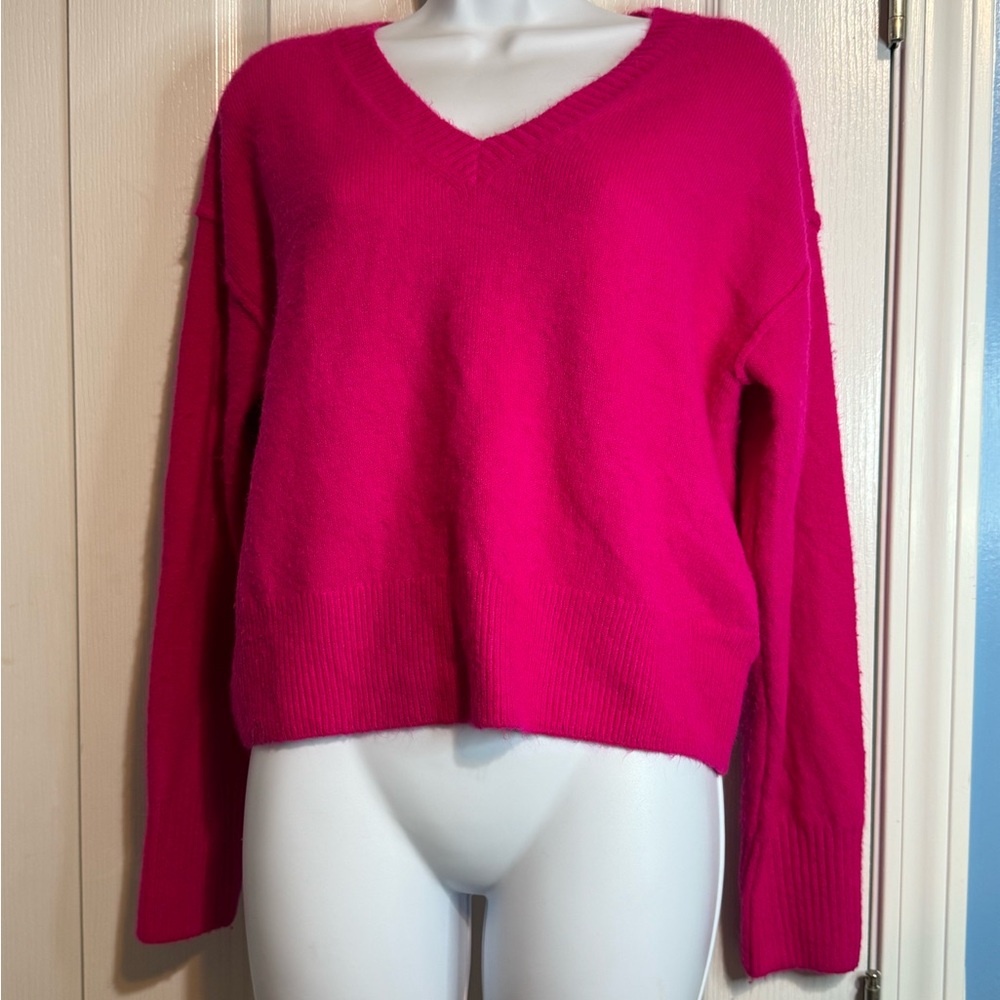💖 CeCe Hot Pink V-Neck‎ Sweater – Size Medium 💖
